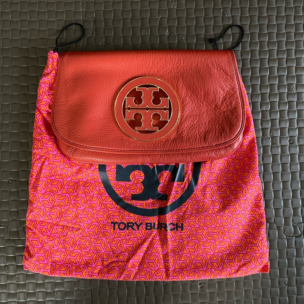 Tory Burch logo Clutch